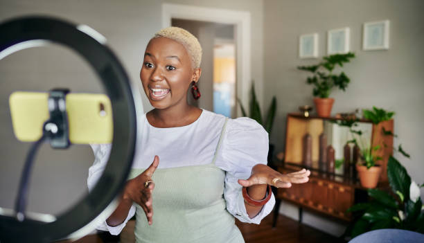 femme qui parle à ses abonnées sur les réseaux sociaux