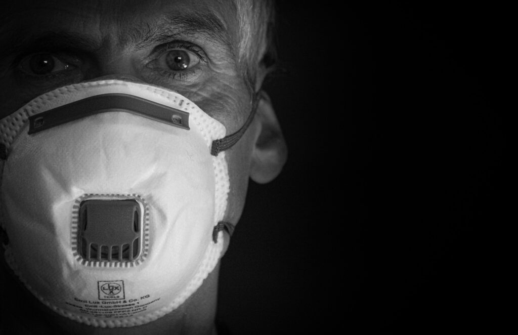 homme avec un masque durant la pandémie du covid 19