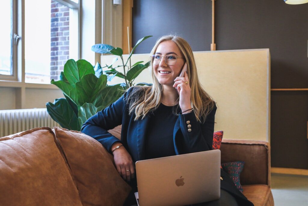 femme au téléphone chez elle en télétravail