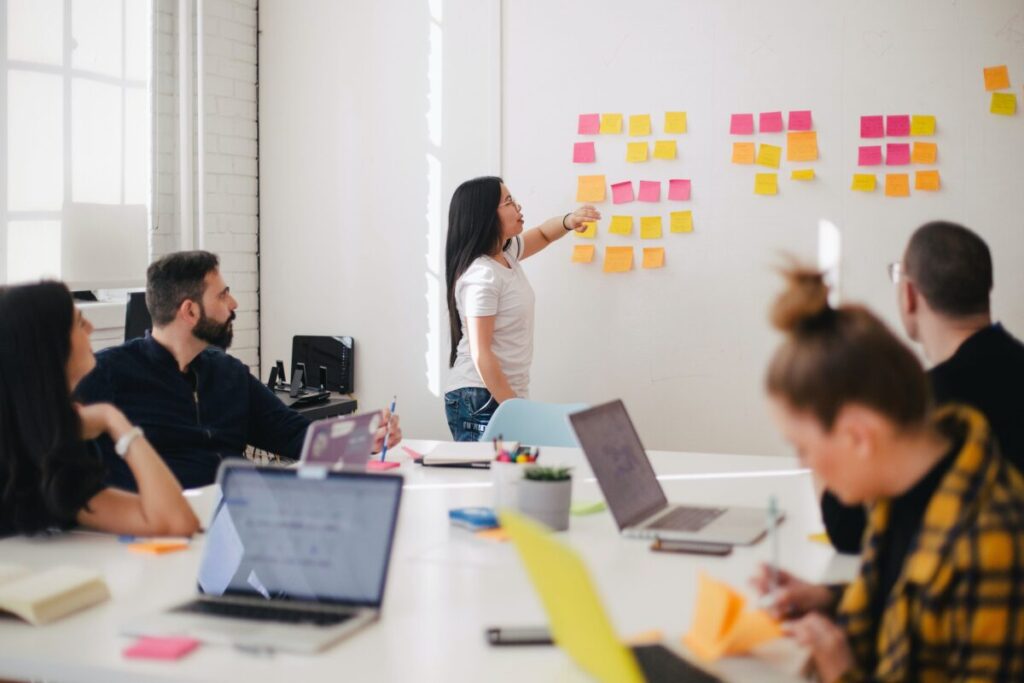 équipe en pleine discussion sur le marketing video prévu pour l'année en cours